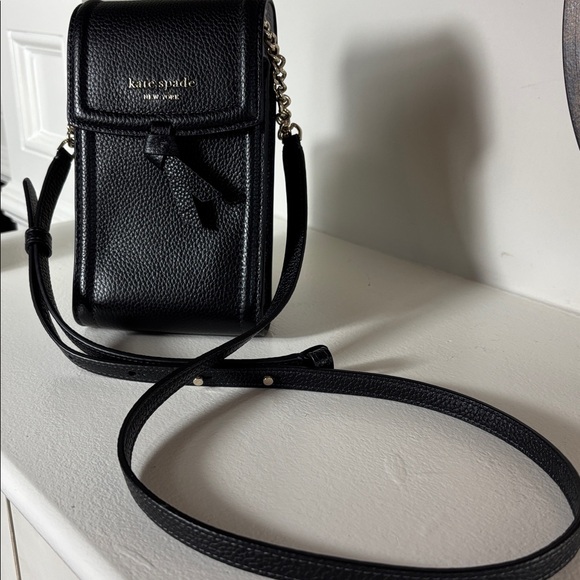 NWOT Kate Spade Black Pebbled Leather Crossbody Phone Bag with Gold Chain - Picture 4 of 13